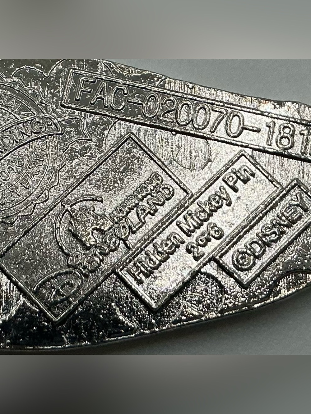 2018 DISNEYLAND HONG KONG HIDDEN MICKEY THUMPER IN CARROTS SERIES - Picture 2 of 2